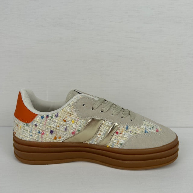 Retro sneakers met gave afwerking goud