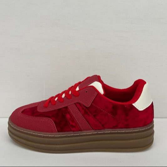 Retro sneakers met trendy design rood