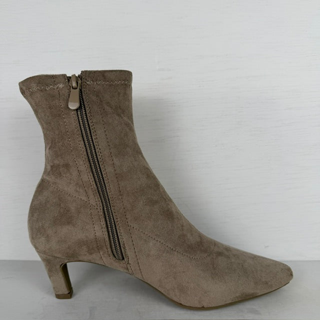 Elegante enkellaarsjes met naaldhakje khaki