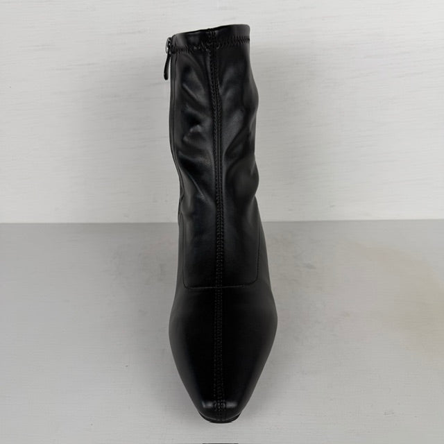 Elegante enkellaarsjes met naaldhakje zwart