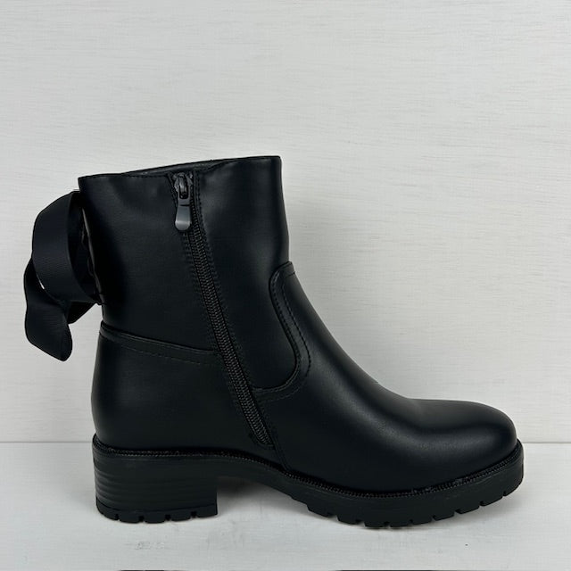 Leatherlook enkellaarsje met strik zwart