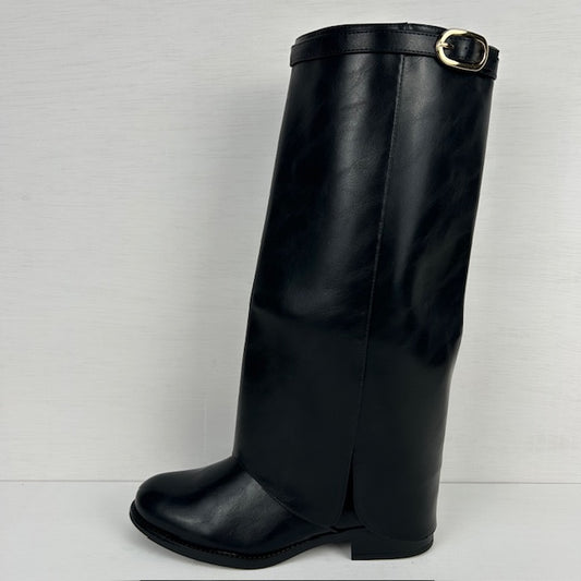 Hoge leatherlook laars met leuke flap zwart