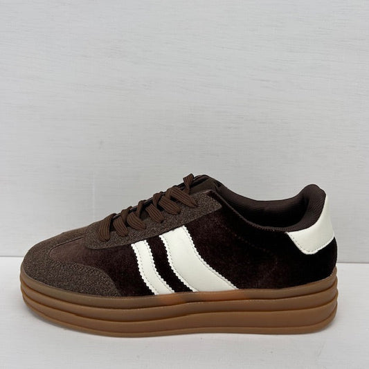 Retro sneakers met witte details bruin