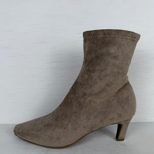 Elegante enkellaarsjes met naaldhakje khaki