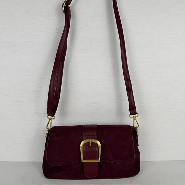 Leuk suèdine schoudertasje met gesp bordeaux rood