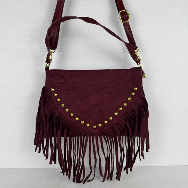 Suèdine schoudertasje met studs en franjes bordeaux rood