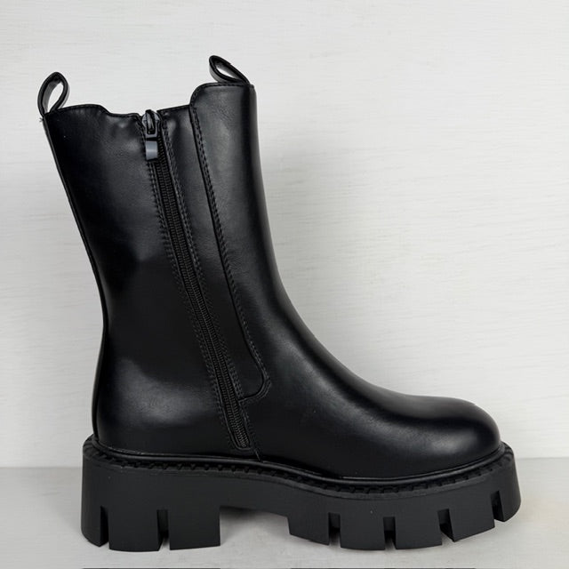 Geweldige boots met stoere zool en lusjes zwart