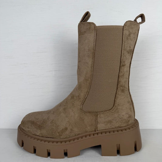 Geweldige boots met stoere zool en lusjes khaki