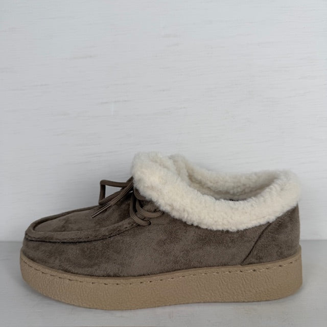 Pantoffels/ sneakers met teddy randje taupe