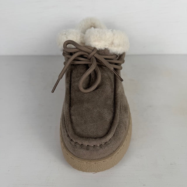 Pantoffels/ sneakers met teddy randje taupe