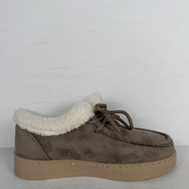 Pantoffels/ sneakers met teddy randje taupe