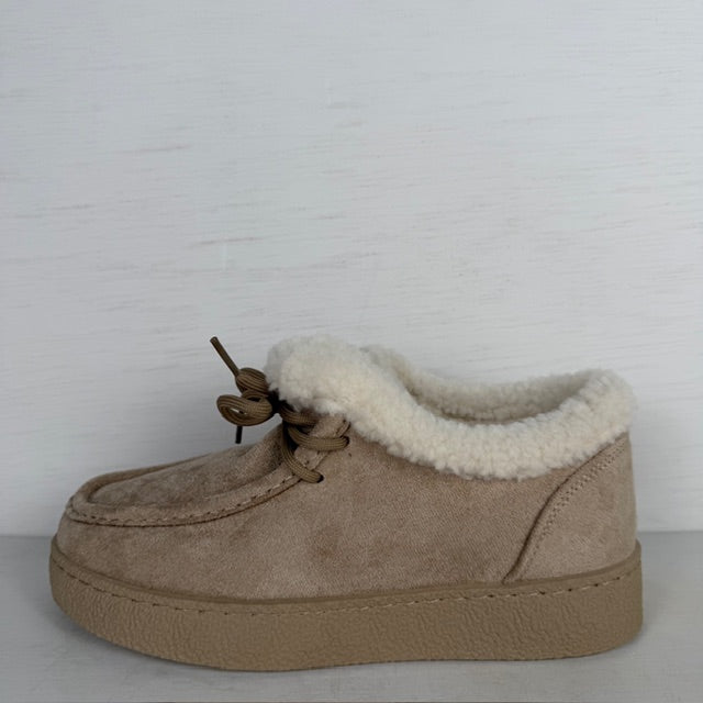 Pantoffels/ sneakers met teddy randje beige