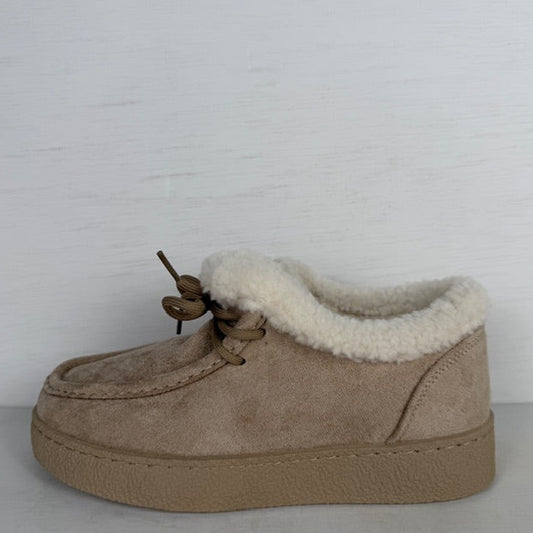 Pantoffels/ sneakers met teddy randje beige