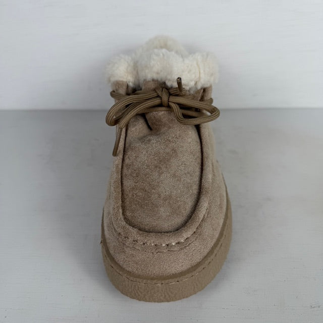 Pantoffels/ sneakers met teddy randje beige