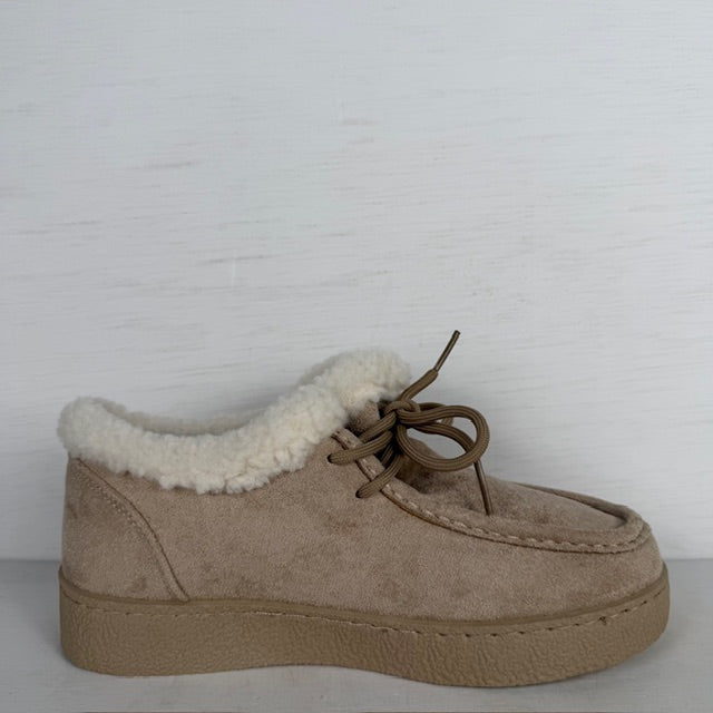 Pantoffels/ sneakers met teddy randje beige