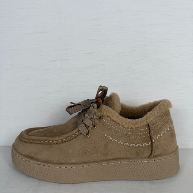 Geweldige pantoffels/ sneakers met teddy randje beige