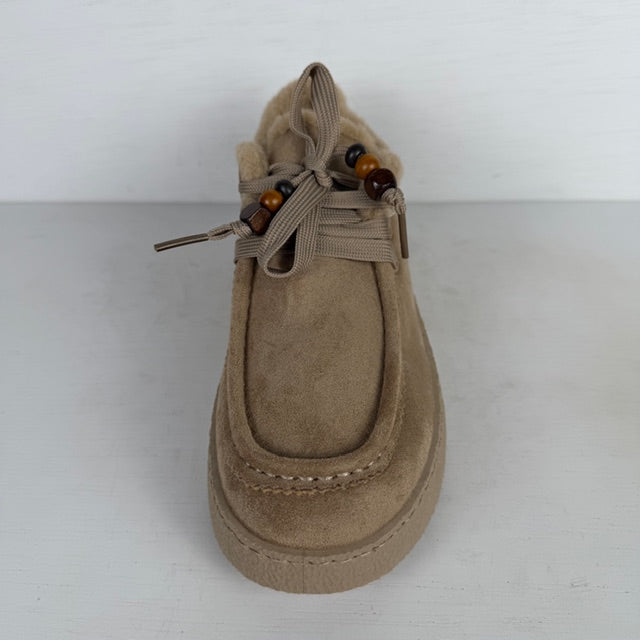 Geweldige pantoffels/ sneakers met teddy randje beige
