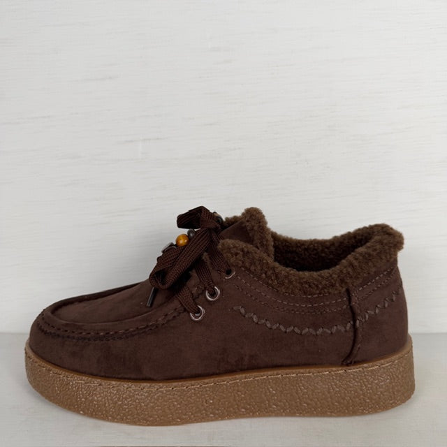 Geweldige pantoffels/ sneakers met teddy randje bruin