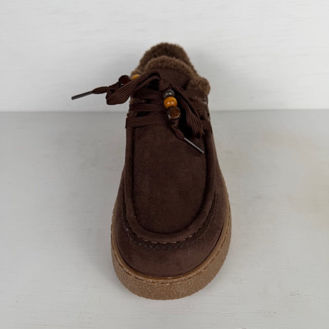 Geweldige pantoffels/ sneakers met teddy randje bruin