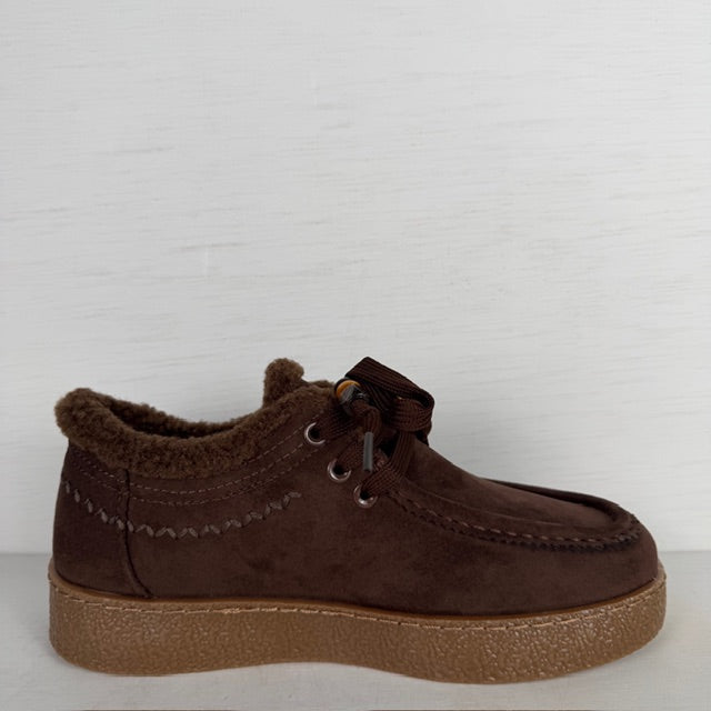 Geweldige pantoffels/ sneakers met teddy randje bruin