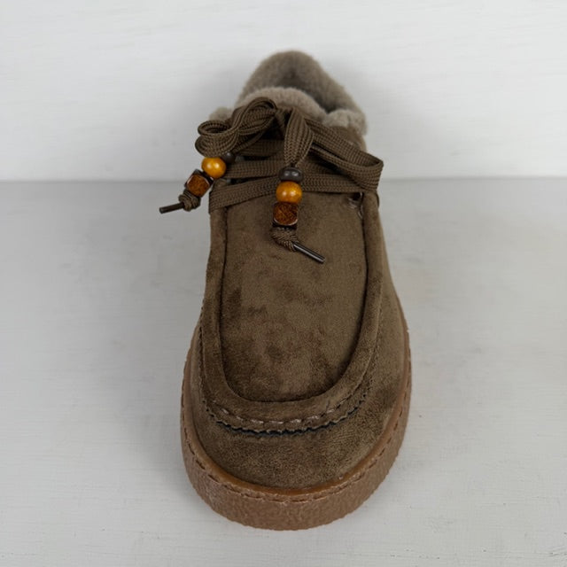 Geweldige pantoffels/ sneakers met teddy randje khaki