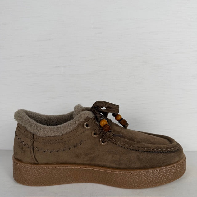 Geweldige pantoffels/ sneakers met teddy randje khaki