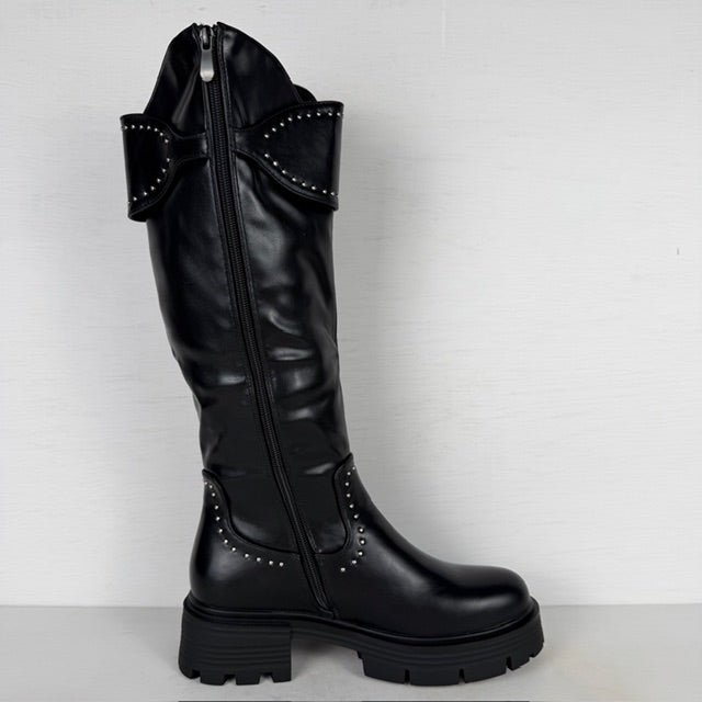 Hoge leatherlook laarzen met leuke afwerking zwart