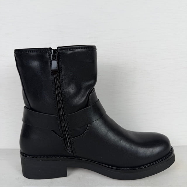 Stoere leatherlook enkellaarsjes met gespjes zwart
