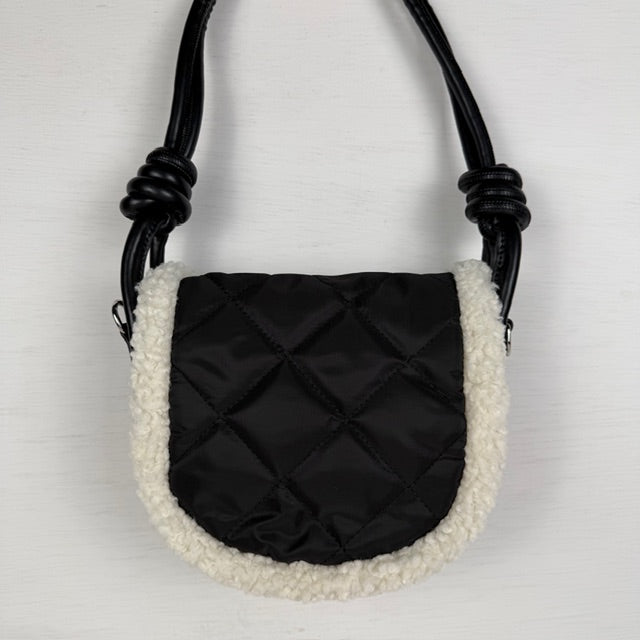 Padded schoudertasje met teddy randje zwart