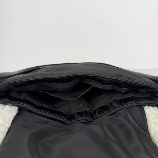 Padded schoudertasje met teddy randje zwart