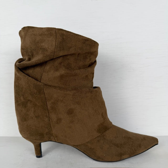 Slouchy laarzen met klein naaldhakje khaki
