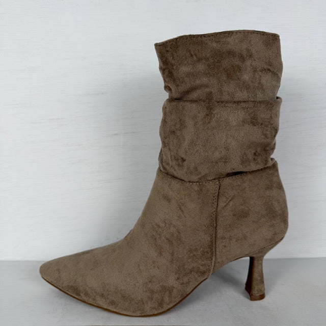 Suèdine slouchy laarsjes met elegant design khaki