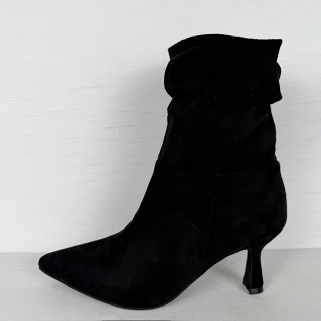 Suèdine slouchy laarsjes met elegant design zwart