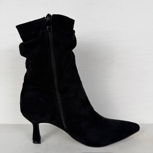 Suèdine slouchy laarsjes met elegant design zwart