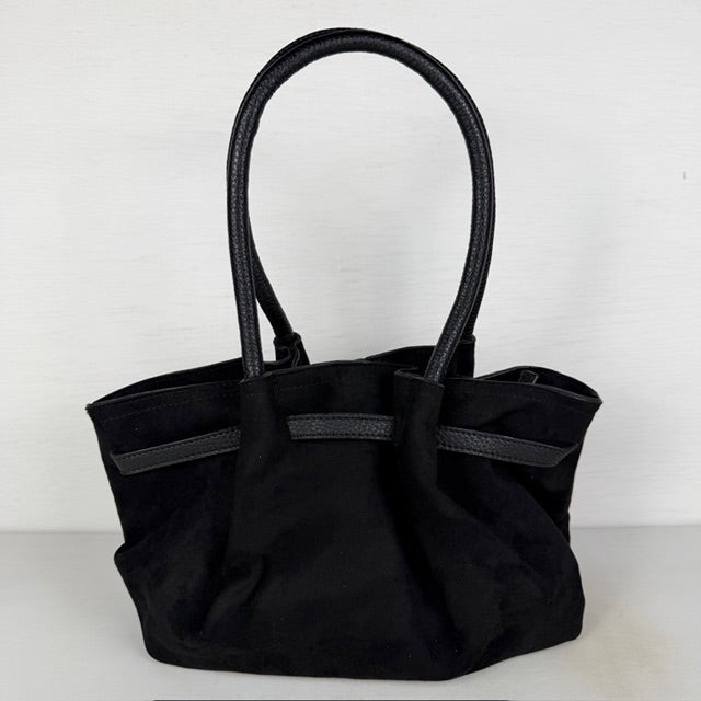 Slouchy schoudertas met gouden detail zwart