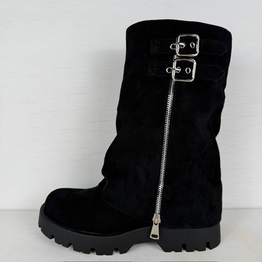 Stoere suèdine boots met flap en gespjes zwart