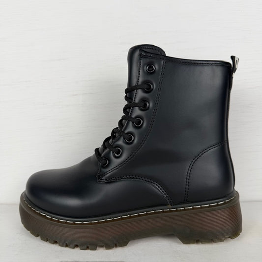 Gave veterboots met bruine zool zwart