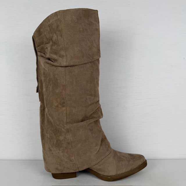 Hoge suèdine cowboylaarzen met slouchy flap en knoopjes khaki
