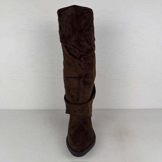 Hoge suèdine cowboylaarzen met slouchy flap en knoopjes bruin