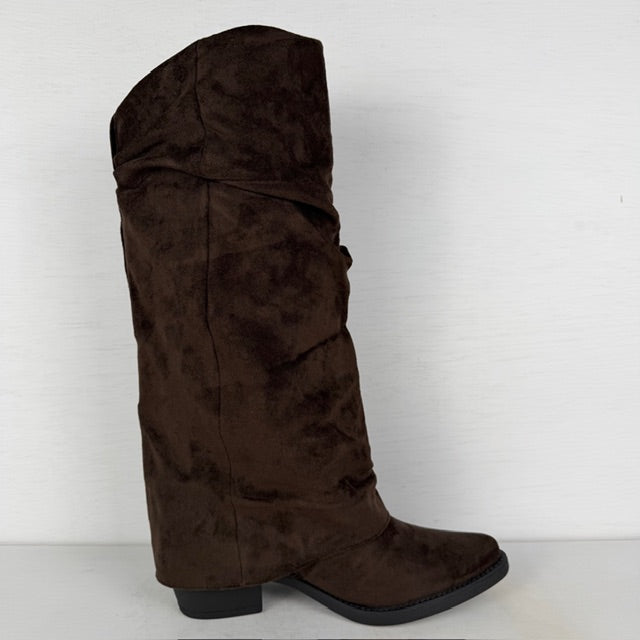 Hoge suèdine cowboylaarzen met slouchy flap en knoopjes bruin