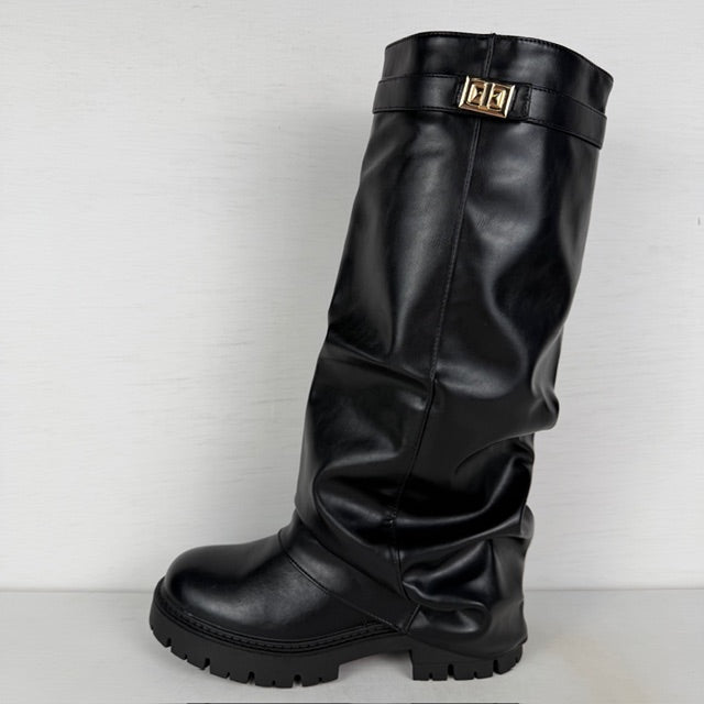 Hoge leatherlook boots met slouchy flap zwart