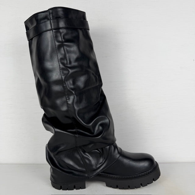 Hoge leatherlook boots met slouchy flap zwart
