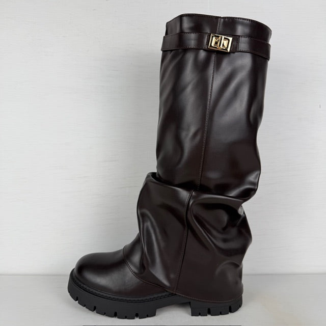 Hoge leatherlook boots met slouchy flap bruin
