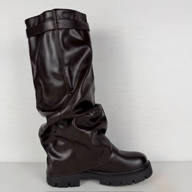 Hoge leatherlook boots met slouchy flap bruin