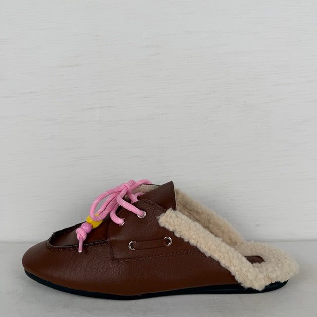 Furry instappers met leuke veters camel