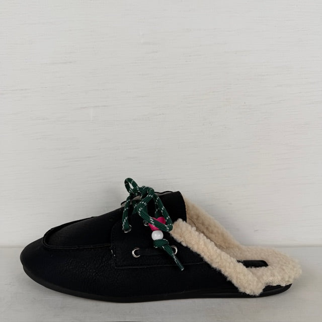 Furry instappers met leuke veters zwart