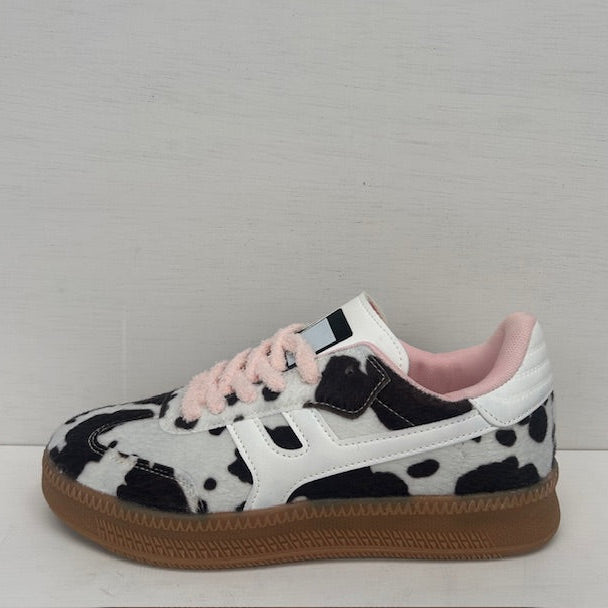 leuke retro sneakers met koeienprint