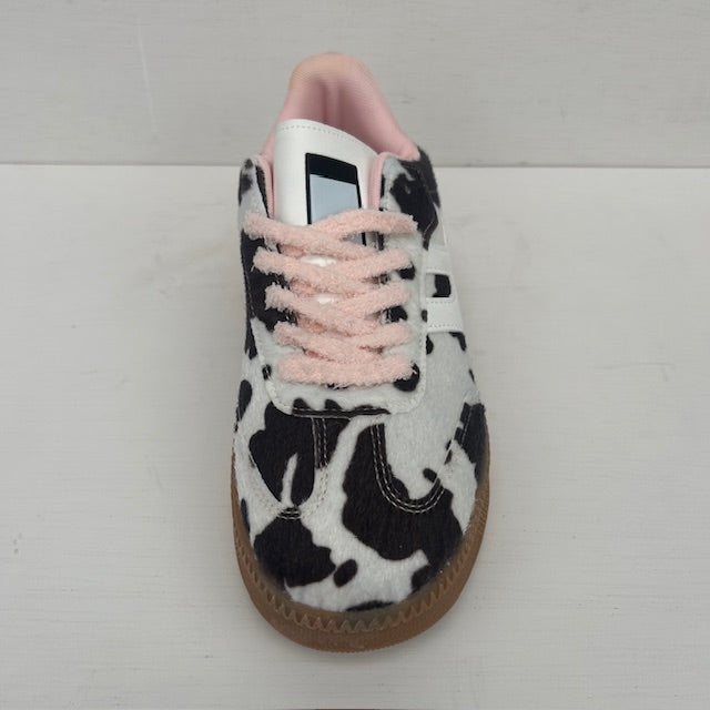 leuke retro sneakers met koeienprint