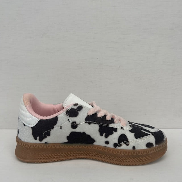leuke retro sneakers met koeienprint