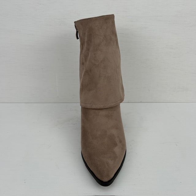 Leuk enkellaarsje met flap taupe